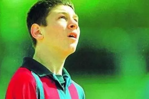 بداية الأسطورة.. 25 عامًا على هبوط ميسي في برشلونة